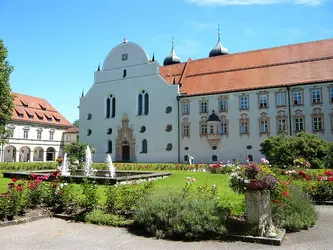 Klosterinnenhof mit Springbrunnen