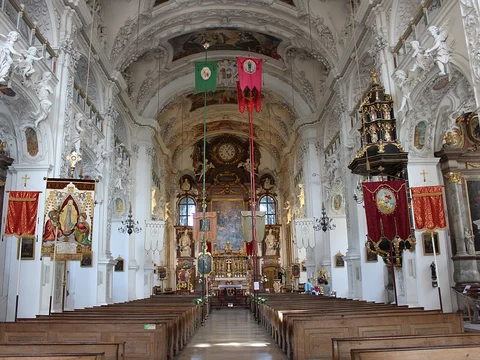 Basilika mit Fahnen am Fronleichnamsfest