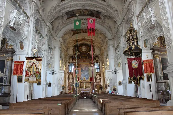 Basilika mit Fahnen am Fronleichnamsfest