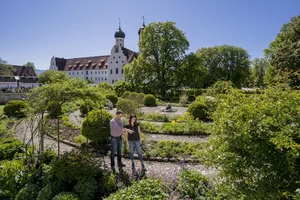 ein Paar steht im Meditationsgarten im Kloster