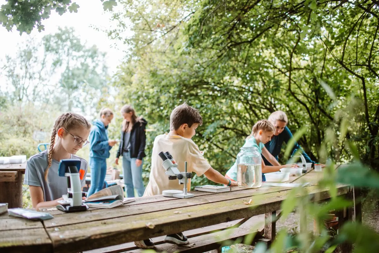 Kinder forschein bei der Tümpelsafari (c) Leonie Lorenz