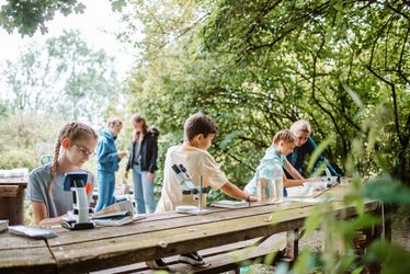 kleine Naturforscher betrachten Wassertiere mit dem Mikroskop