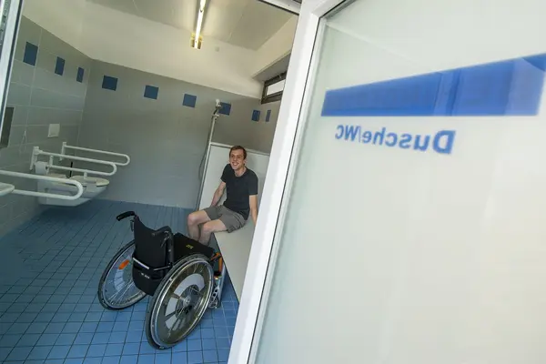 Rollstuhlfahrer in barrierefreier Umkleidekabine
