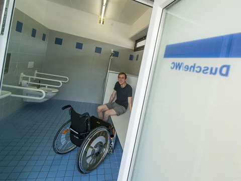 Rollstuhlfahrer in barrierefreier Umkleidekabine