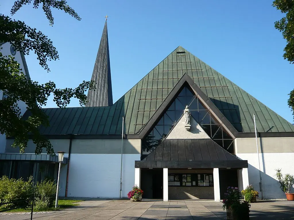 moderne Kirche am Dorfplatz