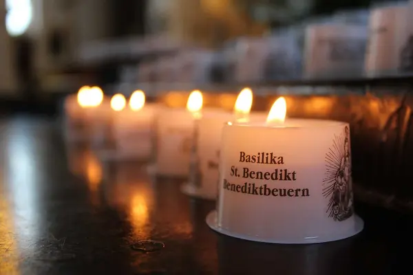 Opferkerzen in der Basilika