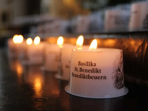 Opferkerzen in der Basilika
