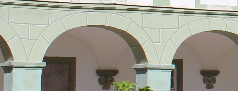 Arkadenbögen im Klosterhof