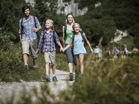 Familie beim Wandern