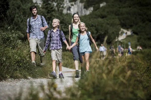 Familie beim Wandern