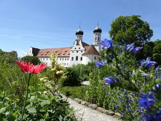 Blick vom Meditationsgarten zur Basilika