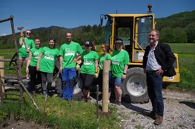 Teilnehmer der 72-Stunden-Aktion beim Zaunbau