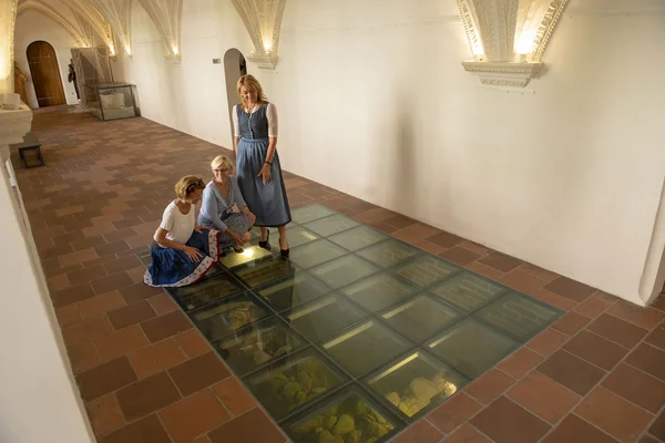 Besucherinnen im Kreuzgang