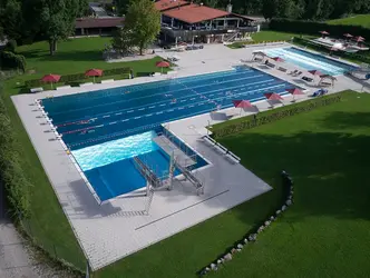 Drohnenaufnahme der Schwimmbecken 