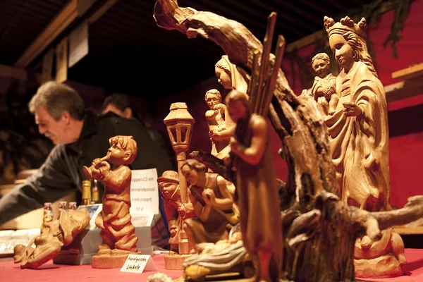 Besucher an einem Marktstand