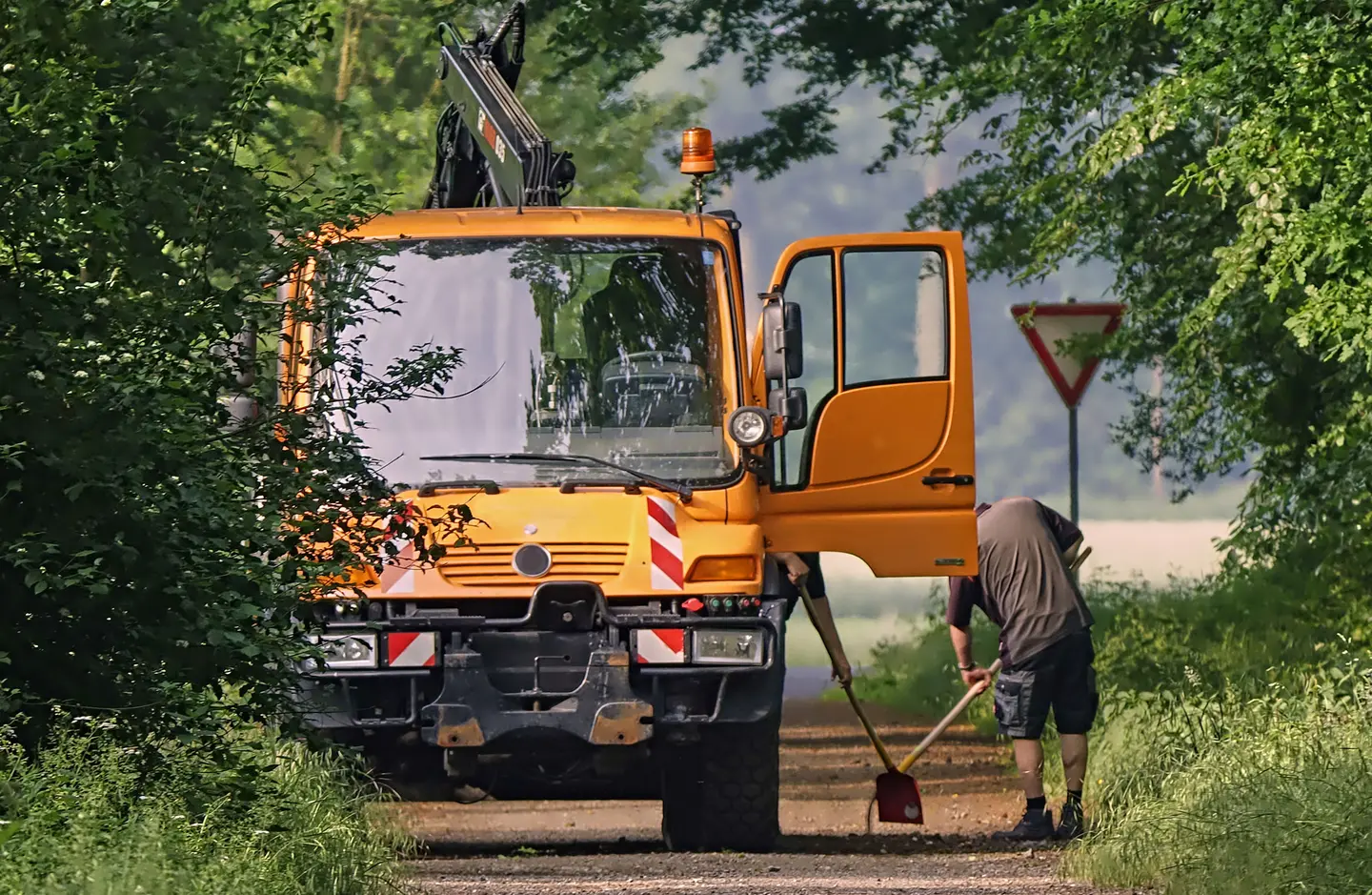 Bauhofmitarbeiter bei Straßenarbeiten