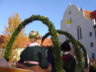 Mädchen in Tracht auf Leonhardiwagen