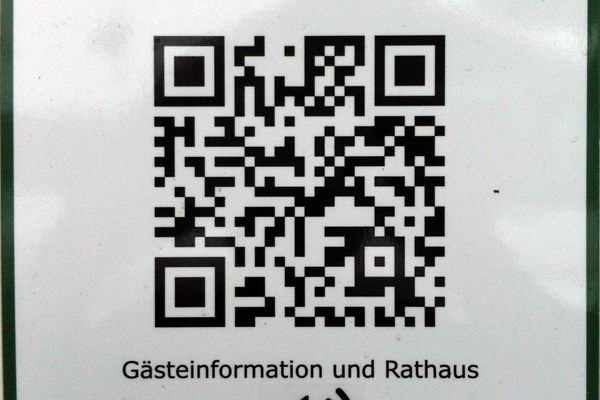 Schild mit QR-Code