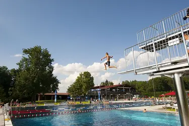 Junge springt vom 3-Meter-Brett