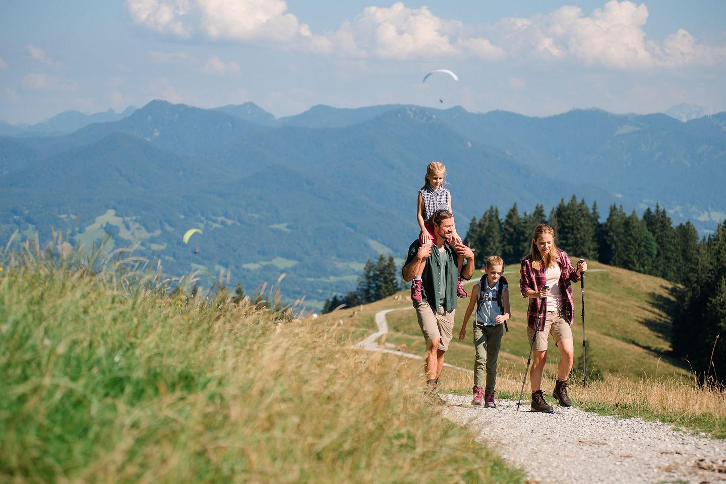 Wandertour (c) TölzerLandTourismus Leonie Lorenz hiking with family