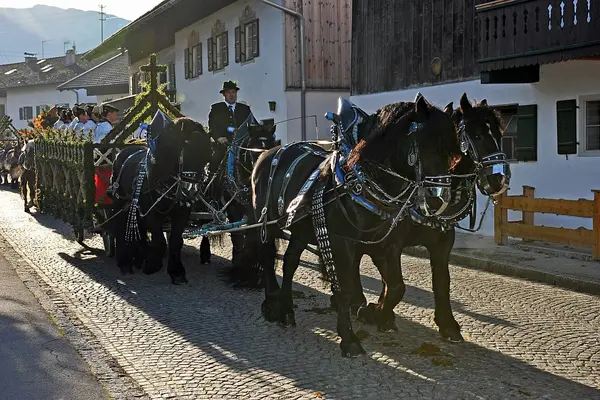 Leonhardigespann fährt in der Dorfstraße