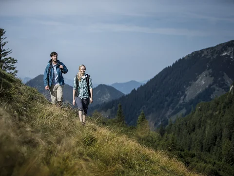 Paar wandert auf schmalem Bergpfad