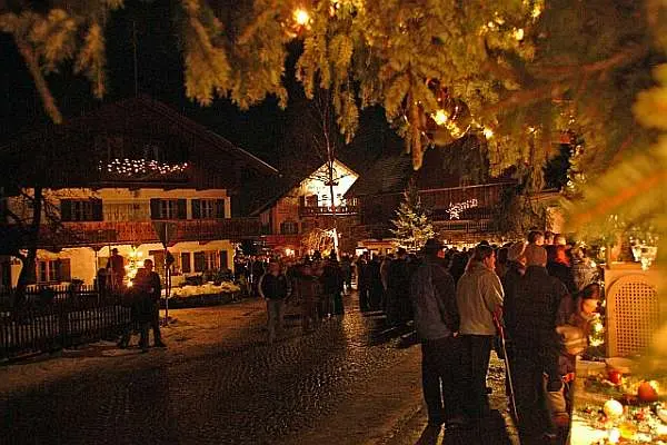 Altbayerischer Christkindlmarkt Abendstimmung am Christkindlmarkt