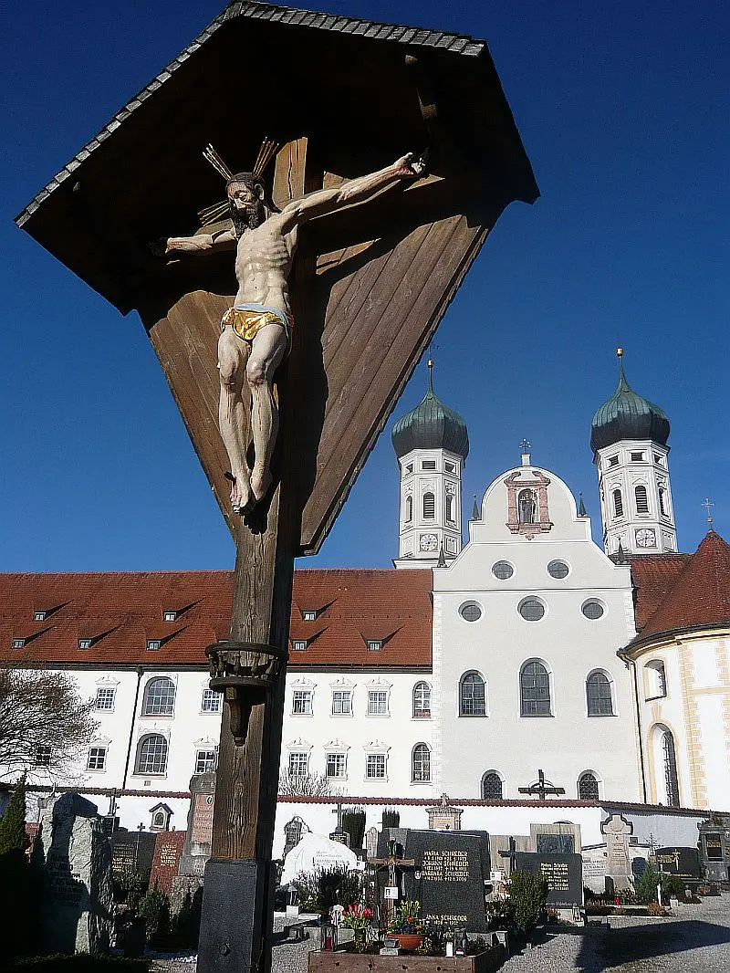 Friedhof mit Blick auf Basilika