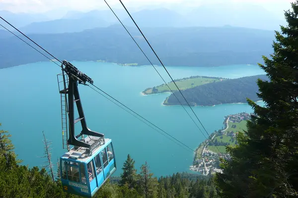 Kabine der Herzogstandbahn über dem Walchensee