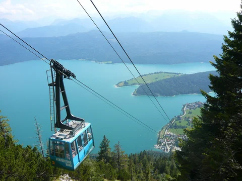 Kabine der Herzogstandbahn über dem Walchensee
