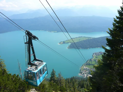 Kabine der Herzogstandbahn über dem Walchensee