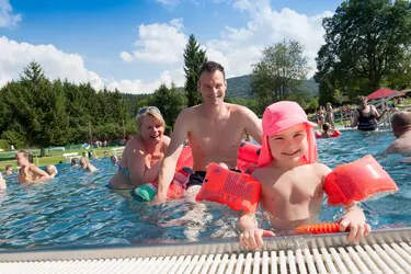 Familie im Warmwasserbecken