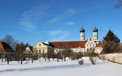 schneebedeckte Wiese vor der Basilika