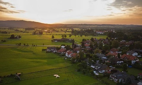 Benediktbeuern aus der Luft bei Sonnenuntergang