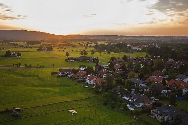Benediktbeuern aus der Luft bei Sonnenuntergang