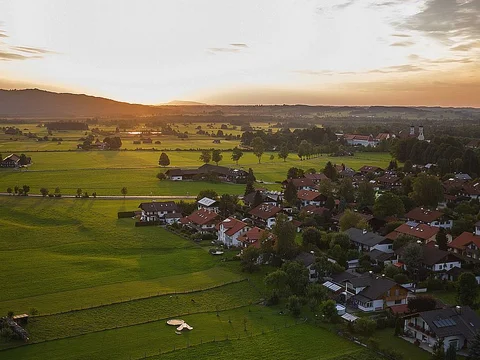 Benediktbeuern aus der Luft bei Sonnenuntergang