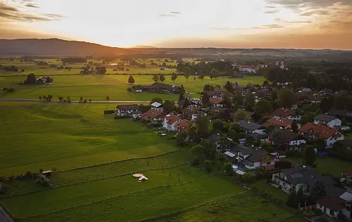 vue aerienne de Benediktbeuern en soir