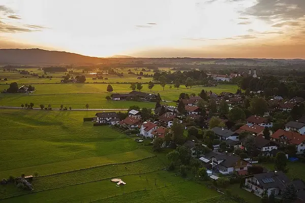 Benediktbeuern aus der Luft bei Sonnenuntergang