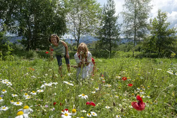 zwei Frauen in einer Blumenwiese am Kloster