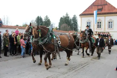 Ausfahrt eines Leonhardiwagens aus dem Kloster