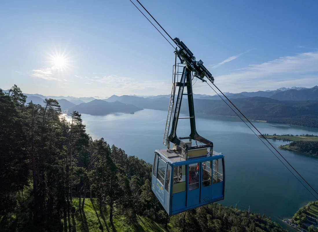 Gondel der Herzogstandbahn über dem Walchensee 