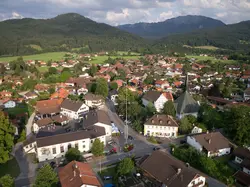 Luftbild des Ortszentrums von Benediktbeuern