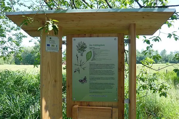 Schautafel des Lehrpfads zu Bäumen und Sträuchern