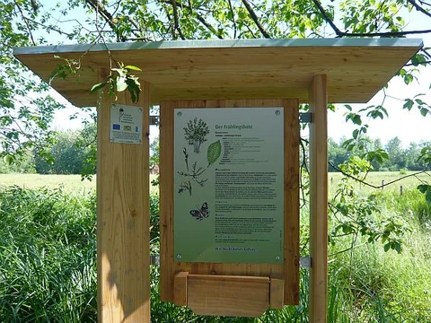 Schautafel des Lehrpfads zu Bäumen und Sträuchern