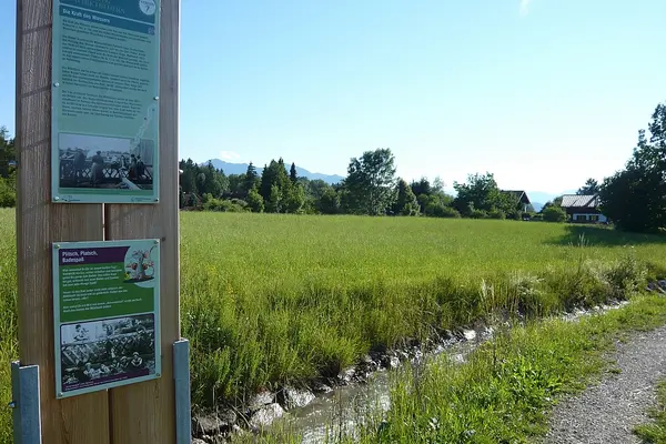 Mühlenweg in Benediktbeuern Infostele am Mühlbach