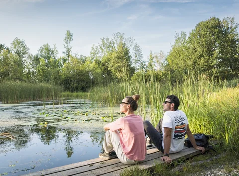 Paar sitzt auf einem Steg in den Biotopen
