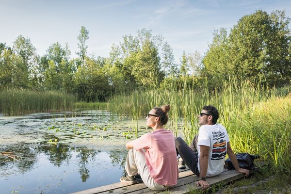 Paar sitzt auf einem Steg in den Biotopen