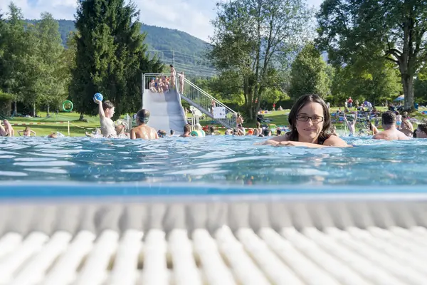 Frau schwimmt im Warmwasserbecken 