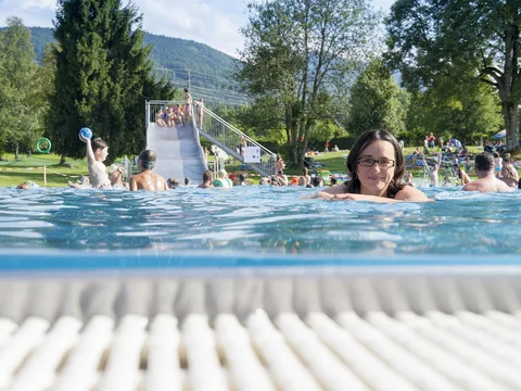 Frau schwimmt im Warmwasserbecken 