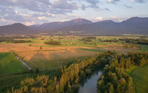 vue aerienne de Benediktbeuern et mt. Benediktenwand